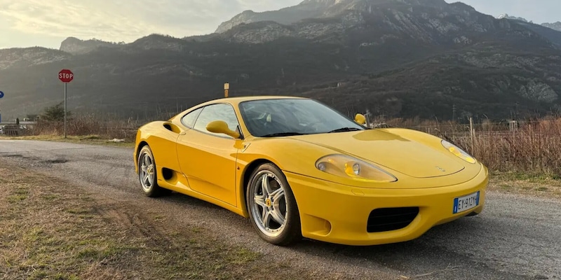 Un misterioso ex calciatore del Milan ha messo in vendita la sua Ferrari