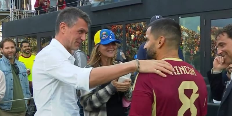 Maldini, la moglie venezuelana scatenata allo stadio: il motivo