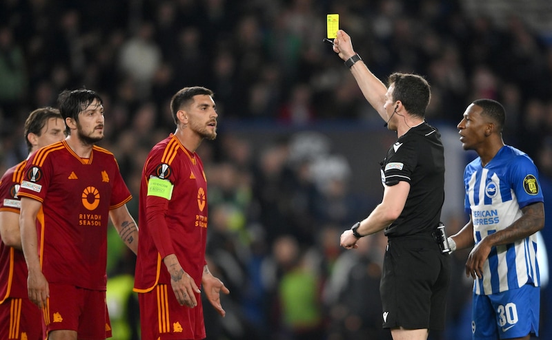 Brighton-Roma, l'arbitro è un disastro: inadeguato, sbaglia tutto