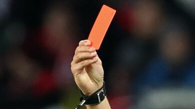 Clamoroso in Francia, picchia arbitro e assistente: squalifica da record