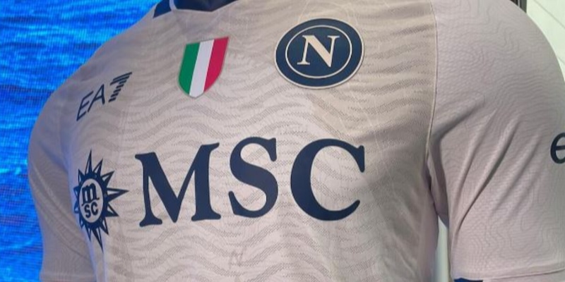 Napoli, presentata la nuova maglia: verrà indossata contro l’Atalanta