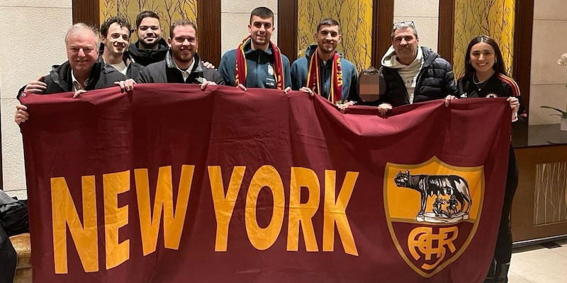 Pellegrini e Mancini al Roma Club New York: tifosi in delirio tra bandiere e selfie