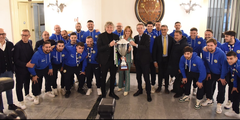 Napoli, l’omaggio delle istituzioni. “E ora una casa per il futsal”