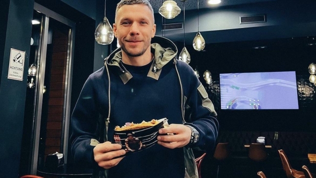 Podolski: “Ricco col kebab, ma se serve sto pure in cucina. L’Inter? Col senno di poi non ci andrei”