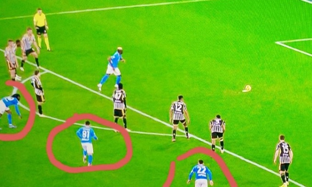 Napoli-Juve, scatto Raspadori. Ma che dormita la difesa bianconera…