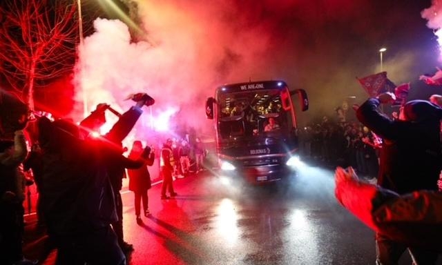 “Motta portaci in Europa”. Bologna impazzita, oltre mille persone nella notte a Casteldebole