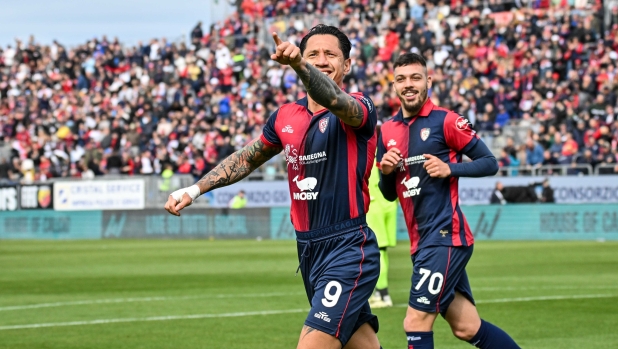 Cagliari, scatto-salvezza: poker alla Salernitana con super Shomurodov