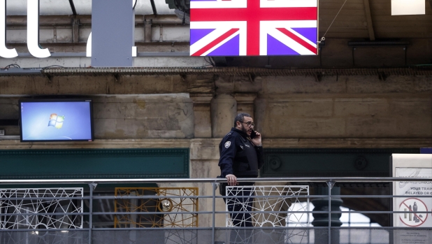 Disordini durante il volo per Londra, gruppo di tifosi della Roma fermato dalla polizia