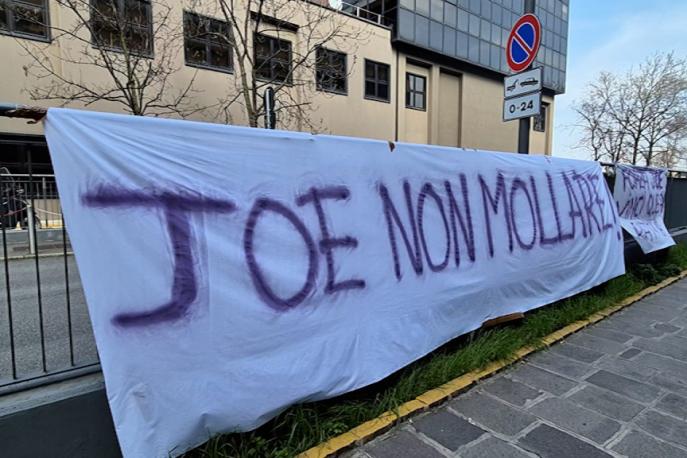 Morte Joe Barone, gli striscioni fuori dal San Raffaele di Milano