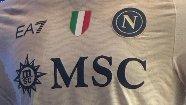 Napoli, nuova maglia per lo scudetto. C’è Geolier, manca la patch anti-razzismo