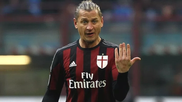 Mexes spegne 42 candeline, gli auguri del Milan: “Un difensore capace di segnare gol straordinari”