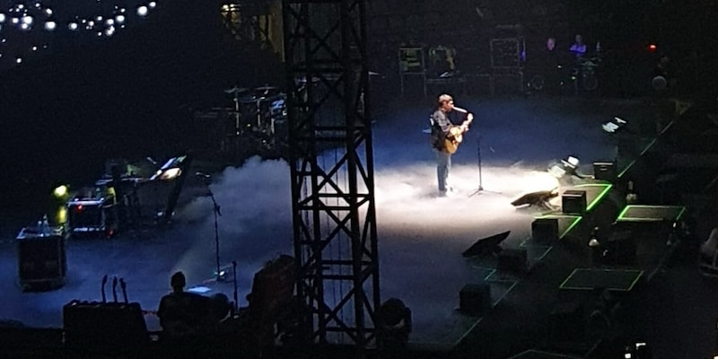 Gazzelle e la domanda ai fan durante il concerto: “Quanto sta la Roma?”