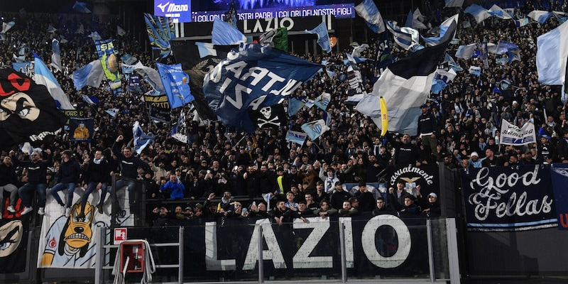 Derby, “buu” a Lukaku e Abraham dalla Curva Nord: cosa rischia la Lazio