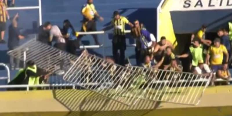 Rosario Central-Penarol, paura sugli spalti: vola di tutto, anche transenne