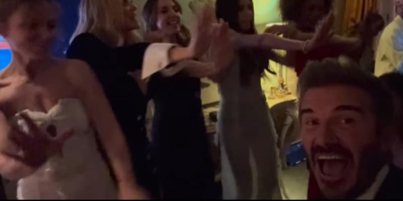 Le Spice Girls ballano, Beckham fa la “groupie”: il siparietto