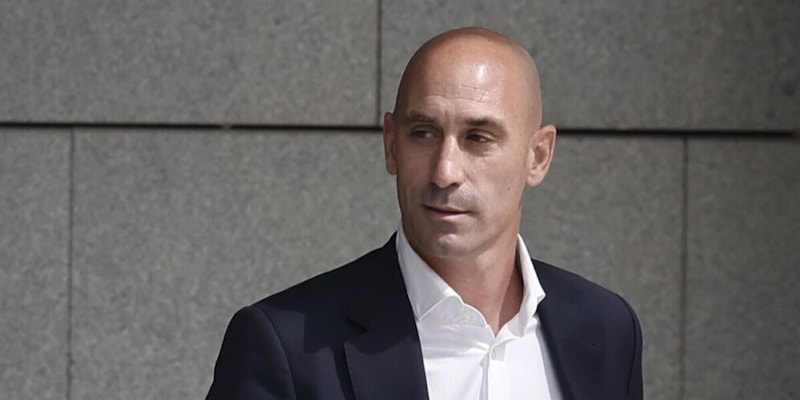 Rubiales torna a Madrid: prelevato all’aeroporto dalla Guardia Civile