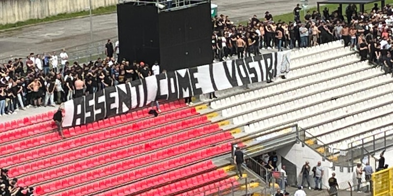 Napoli, la protesta dei tifosi durante la partita con il Monza: lo striscione è esplicito…