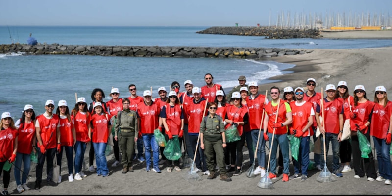 Roma e Q8 per l’ambiente: ripulito un tratto della spiaggia di Ostia