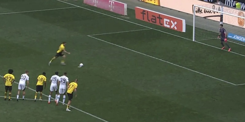 Assurdo in Germania: il Borussia Dortmund segna un rigore, poi l’arbitro glielo toglie!