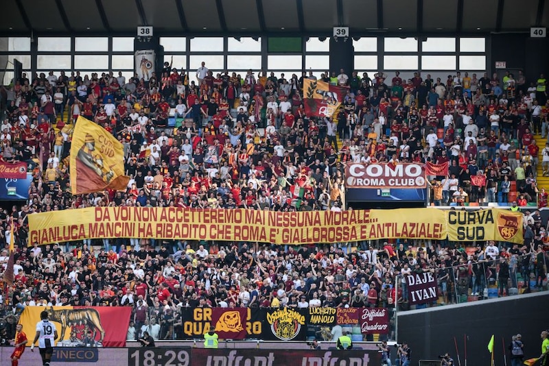 Striscione per Mancini durante Udinese-Roma, il difensore dalla panchina reagisce così