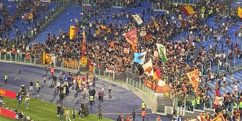 La Roma vince il derby e De Rossi impazzisce: quello che è successo sotto la Sud