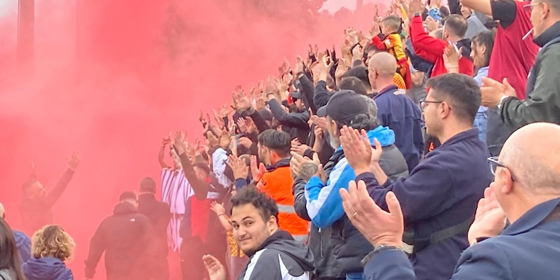 Benevento, la carica dei tifosi per il derby