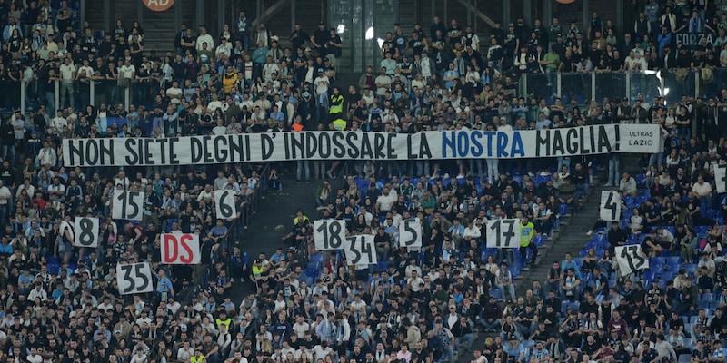 Lazio, protesta dei tifosi: lo striscione contro la squadra