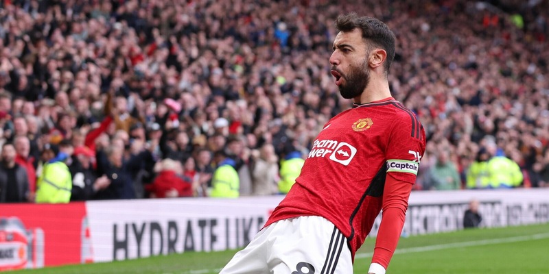 Bruno Fernandes, gol capolavoro da centrocampo: frena il Liverpool