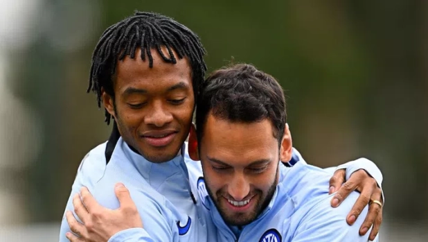 Inter, Cuadrado torna in gruppo e Calhanoglu gli dà il bentornato…