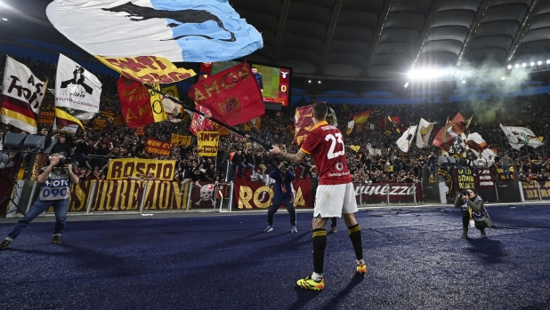 Mancini, l’esultanza esagerata fa discutere: sventola una bandiera della Lazio con un topo