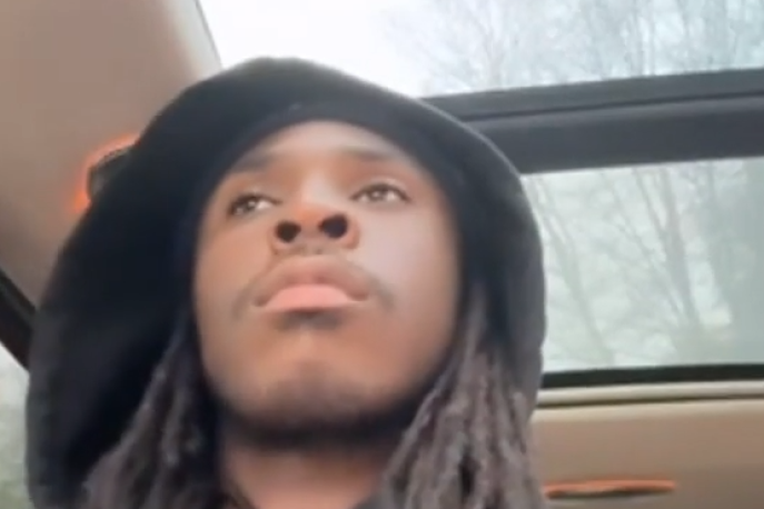 Kean canta scatenato in auto: il video