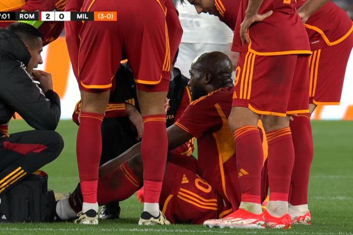 Roma-Milan, l’infortunio di Lukaku al 28′