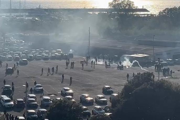 Caos a Salerno, scontri tra tifosi e polizia