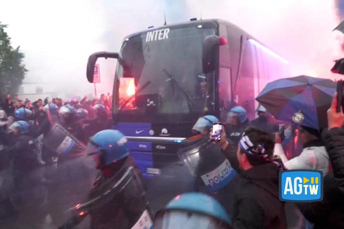 Milan-Inter, l’arrivo del pullman dei nerazzurri a San Siro: la carica dei tifosi