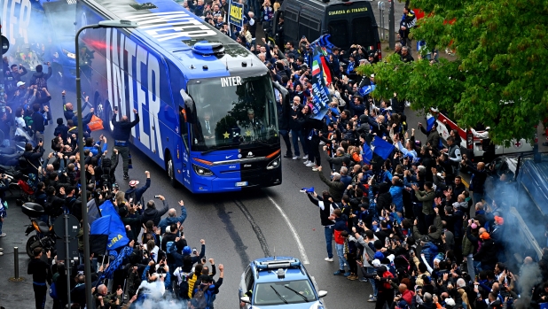 Il pullman dell’Inter accolto dai fuochi d’artificio dei tifosi: la festa nerazzurra è già iniziata