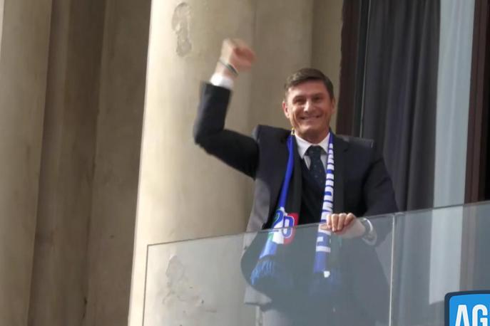 Video festa scudetto Inter, Zanetti ai tifosi in piazza Duomo: “Vinto grazie a voi”