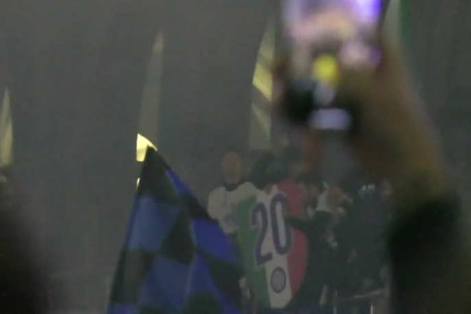 Video Inter, festa scudetto: cori e fuochi d’artificio all’arrivo della squadra in Piazza Duomo