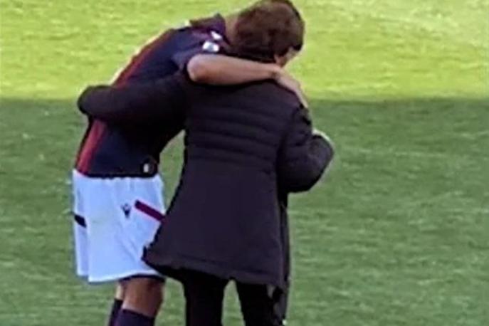Video, Orsolini in campo con la nonna dopo Bologna-Udinese