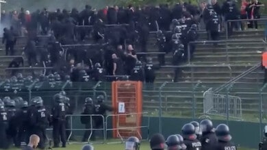 Scontri tra ultras a Berlino, 155 poliziotti feriti: “Si rischia la vita”