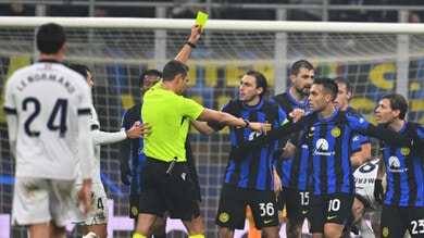 “Basta 22 calciatori attorno all’arbitro”: la novità annunciata da Rosetti