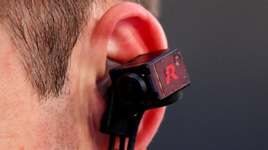 RefCam, la Premier sperimenta l’arbitro con la videocamera nell’orecchio