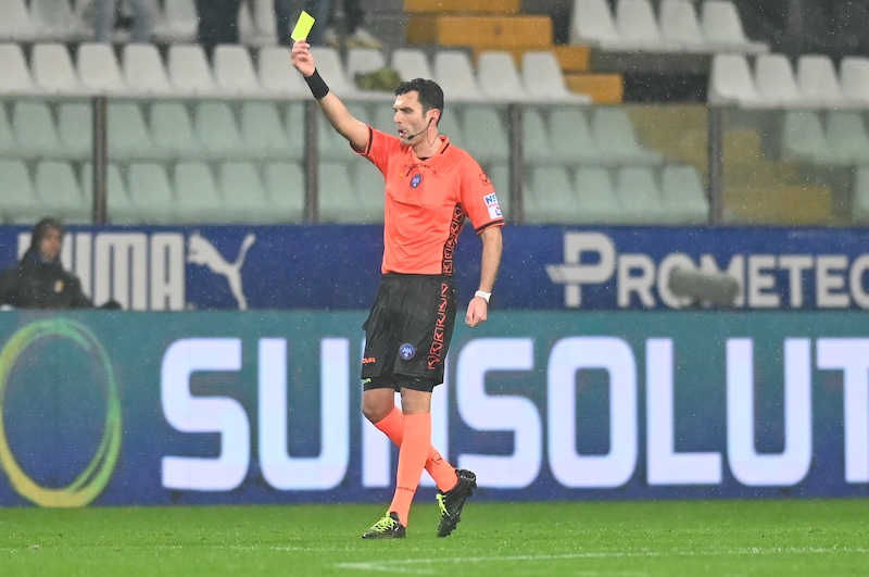 L'arbitro Volpi si dimette dopo Cremonese-Pisa: l'annuncio a sorpresa