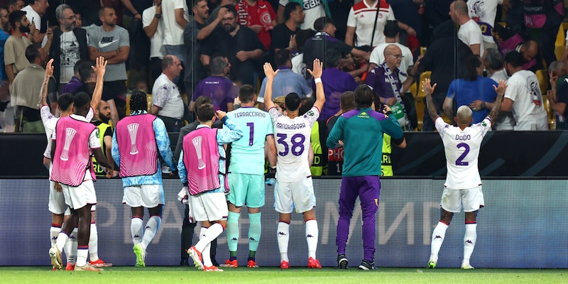 Tensione ad Atene: i giocatori della Fiorentina chiedono spiegazioni ai tifosi