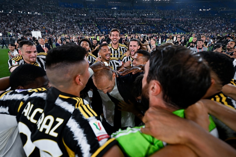 Allegri saluta la Juve: la reazione dei calciatori dopo il discorso è commovente