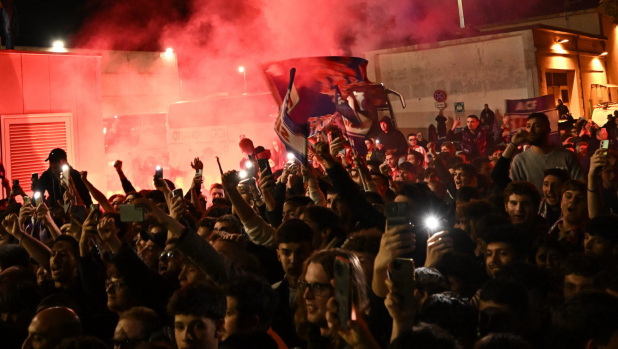 Notte di delirio Viola: cori, fumogeni e l’abbraccio di 300 tifosi alla Fiorentina