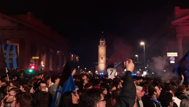 La bellissima notte di Bergamo: migliaia di persone in centro per festeggiare l’Atalanta