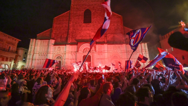 Enrico Brizzi scrive per noi: “Canti e brividi, la notte in cui Bologna s’è ripresa l’Europa”
