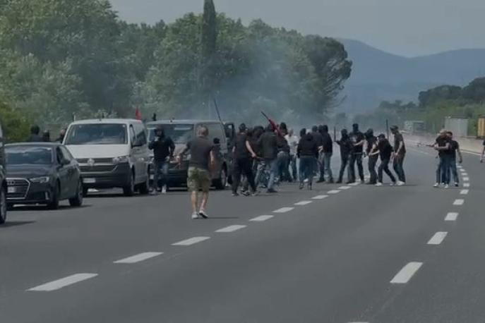 Video, scontri tra ultrà di Atalanta e Juve sull’autostrada A1