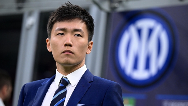 Zhang ai saluti. E i tifosi omaggiano il presidente che ha riportato l’Inter alle stelle