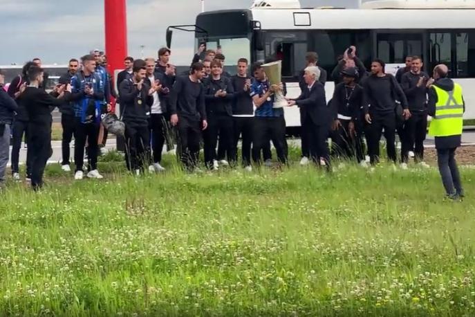 Atalanta, l’arrivo della squadra a Orio con la Coppa dell’Europa League